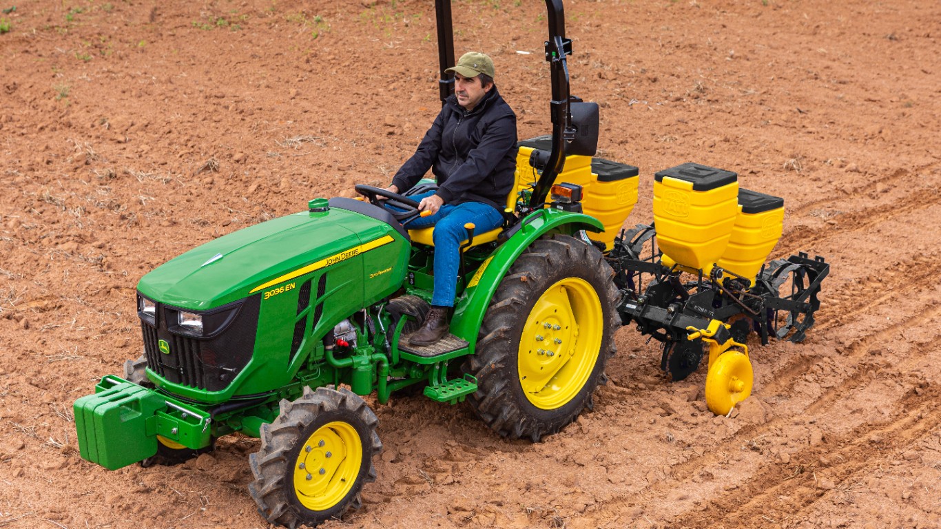 Trator 3036EN em campo.